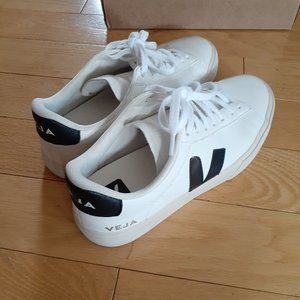 Like new, in box white leather Veja Campo - size 9 women's